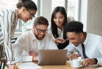 Majas Metafora Dalam Puisi Kedai Kopi Pukul Sebelas Siang/Freepik