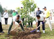 Pemkot Jakarta Selatan Tanam Pohon Alpukat dan Tebar Benih Ikan di Embung Pemuda Srengseng Sawah