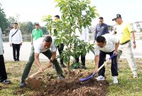 Pemkot Jakarta Selatan Tanam Pohon dan Tebar Benih Ikan 