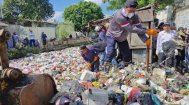 Bupati Tangerang Maesyal Rasyid terjun langsung membersihkan sampah di Sungai Golden
