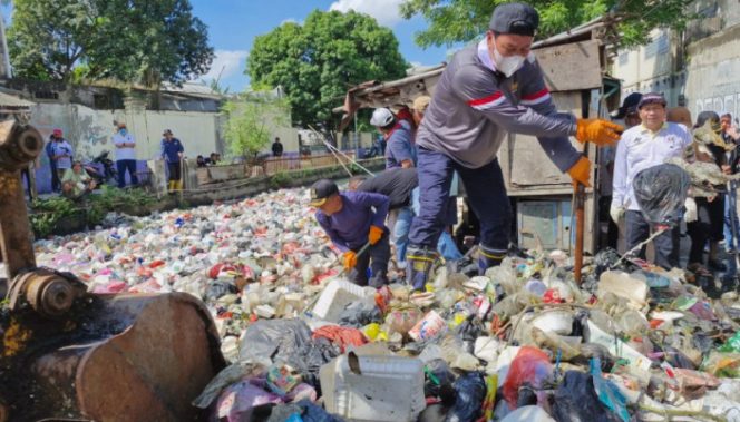 Bupati Tangerang Maesyal Rasyid terjun langsung membersihkan sampah di Sungai Golden