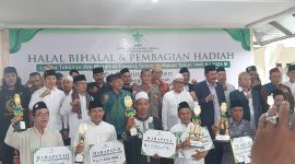 Pembagian hadiah lomba takbiran dan menghias lawang Seketeng Biwali Banten 