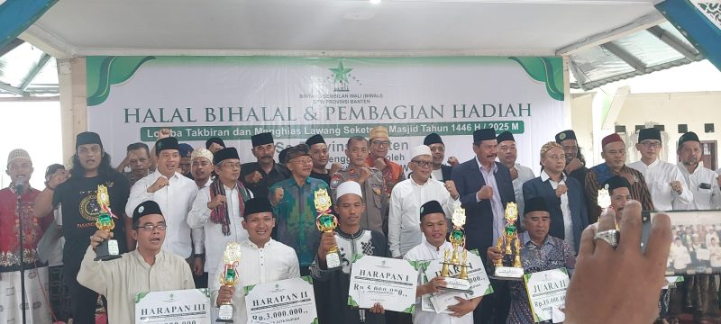 Pembagian hadiah lomba takbiran dan menghias lawang Seketeng Biwali Banten 