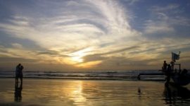 Pantai Ujung Genteng menyuguhkan keindahan alam khas pesisir selatan Jawa Barat.