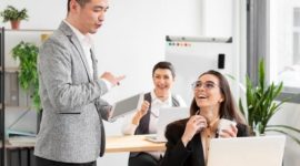 Pilih Salah Satu Industri yang Sedang Berkembang di Indonesia Misalnya: Kopi Susu Kekinian, Transportasi Online, E-commerce, Pariwisata Halal