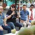 Walikota Serang Budi Rustandi bersama sederet pejabat dilingkungan Pemkot Serang saat berkunjung sekaligus mencicipi kelapa muda di Pasar Kepandean Kota Serang.