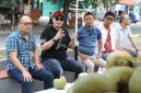 Walikota Serang Budi Rustandi bersama sederet pejabat dilingkungan Pemkot Serang saat berkunjung sekaligus mencicipi kelapa muda di Pasar Kepandean Kota Serang.
