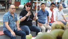 Walikota Serang Budi Rustandi bersama sederet pejabat dilingkungan Pemkot Serang saat berkunjung sekaligus mencicipi kelapa muda di Pasar Kepandean Kota Serang.