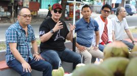 Walikota Serang Budi Rustandi bersama sederet pejabat dilingkungan Pemkot Serang saat berkunjung sekaligus mencicipi kelapa muda di Pasar Kepandean Kota Serang.