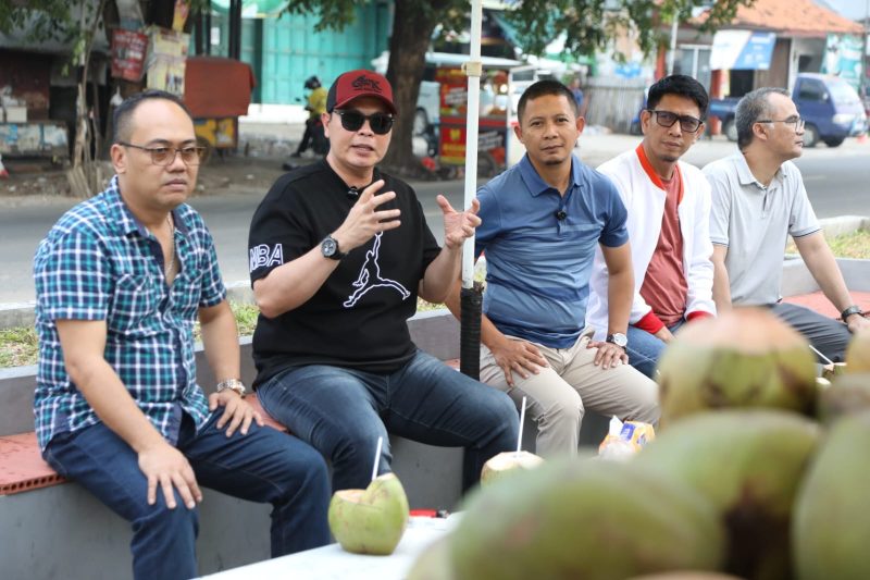 Walikota Serang Budi Rustandi bersama sederet pejabat dilingkungan Pemkot Serang saat berkunjung sekaligus mencicipi kelapa muda di Pasar Kepandean Kota Serang.
