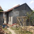Anggota DPRD Kabupaten Serang Azwar Anas meninjau rumah warga penerima bantuan RTLH di Kecamatan Cikande, Kabupaten Serang.