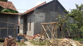 Anggota DPRD Kabupaten Serang Azwar Anas meninjau rumah warga penerima bantuan RTLH di Kecamatan Cikande, Kabupaten Serang.