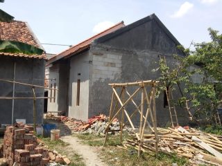 Anggota DPRD Kabupaten Serang Azwar Anas meninjau rumah warga penerima bantuan RTLH di Kecamatan Cikande, Kabupaten Serang.