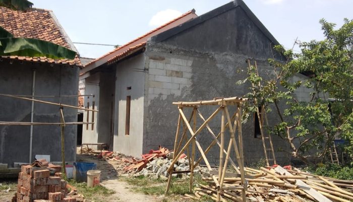 Anggota DPRD Kabupaten Serang Azwar Anas meninjau rumah warga penerima bantuan RTLH di Kecamatan Cikande, Kabupaten Serang.