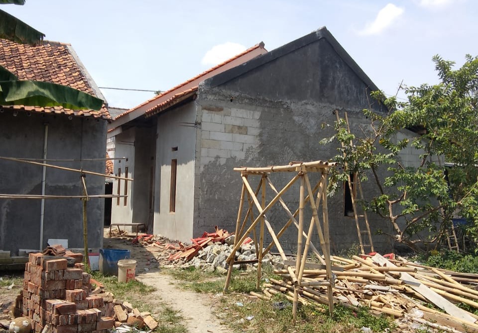 Anggota DPRD Kabupaten Serang Azwar Anas meninjau rumah warga penerima bantuan RTLH di Kecamatan Cikande, Kabupaten Serang.