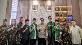 Wakil Ketua GP Ansor Lebak Nahrudin berbincang dengan Kapolres Lebak AKBP Herfio Zaki di Mapolres Lebak, Jumat, 7 November 2025, dalam suasana akrab dan penuh semangat kebersamaan