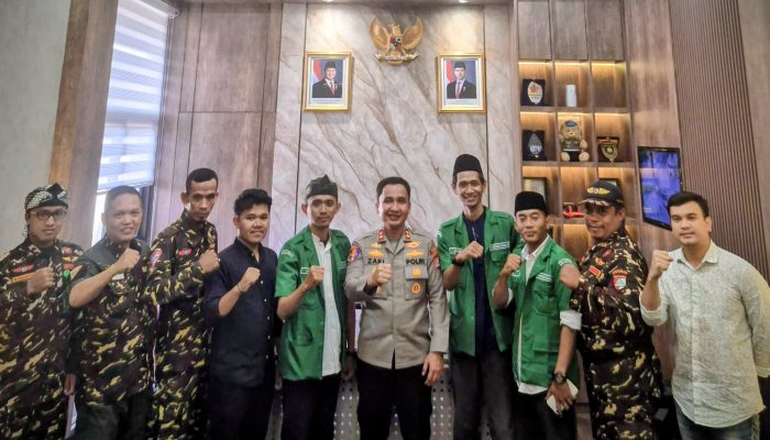 Wakil Ketua GP Ansor Lebak Nahrudin berbincang dengan Kapolres Lebak AKBP Herfio Zaki di Mapolres Lebak, Jumat, 7 November 2025, dalam suasana akrab dan penuh semangat kebersamaan