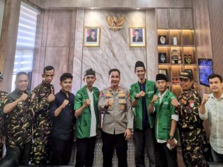 Wakil Ketua GP Ansor Lebak Nahrudin berbincang dengan Kapolres Lebak AKBP Herfio Zaki di Mapolres Lebak, Jumat, 7 November 2025, dalam suasana akrab dan penuh semangat kebersamaan