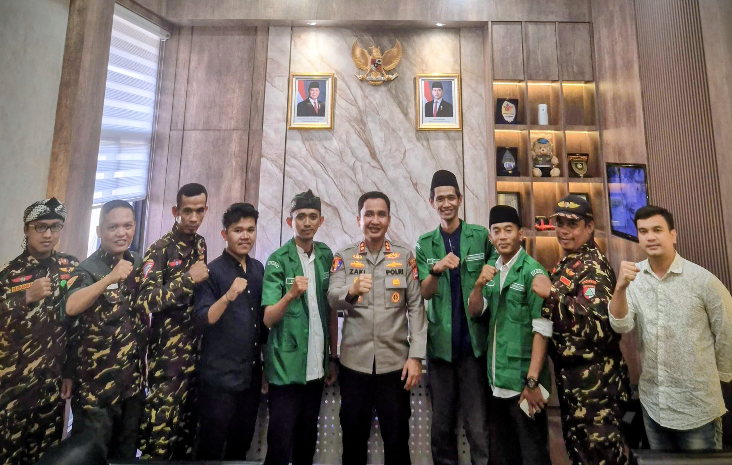 Wakil Ketua GP Ansor Lebak Nahrudin berbincang dengan Kapolres Lebak AKBP Herfio Zaki di Mapolres Lebak, Jumat, 7 November 2025, dalam suasana akrab dan penuh semangat kebersamaan
