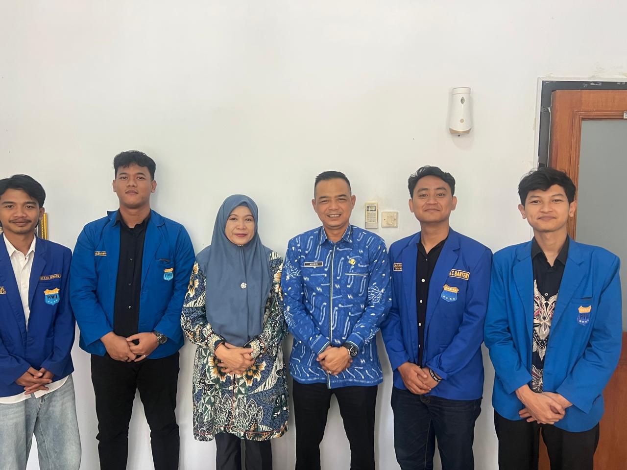 Ketua PC PMII Kabupaten Serang Refaldi Hendrika bersama jajaran pengurus saat audiensi dengan Asda III Hj. Ida Nuraida di ruang kerja Sekretariat Daerah Kabupaten Serang, Kamis, 6 November 2025