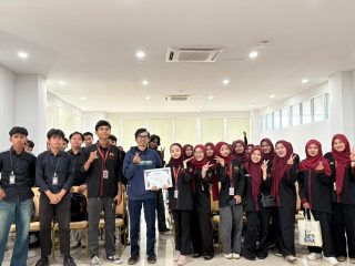 Mahasiswa UIN SMH Banten antusias mengikuti Seminar Jurnalistik HES Festival 2025 di Aula Fakultas Syariah, Kamis, 6 November 2025