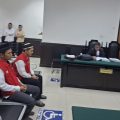 KH Matin Syarkowi didampingi tim kuasa hukumnya usai menjalani pemeriksaan sebagai saksi korban di Pengadilan Negeri Serang, Selasa, 4 November 2025
