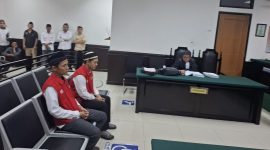 KH Matin Syarkowi didampingi tim kuasa hukumnya usai menjalani pemeriksaan sebagai saksi korban di Pengadilan Negeri Serang, Selasa, 4 November 2025