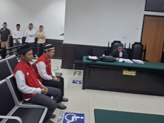 KH Matin Syarkowi didampingi tim kuasa hukumnya usai menjalani pemeriksaan sebagai saksi korban di Pengadilan Negeri Serang, Selasa, 4 November 2025