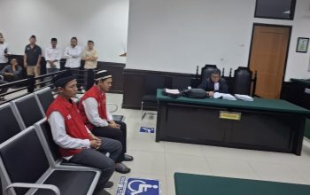 KH Matin Syarkowi didampingi tim kuasa hukumnya usai menjalani pemeriksaan sebagai saksi korban di Pengadilan Negeri Serang, Selasa, 4 November 2025