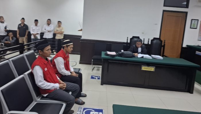 KH Matin Syarkowi didampingi tim kuasa hukumnya usai menjalani pemeriksaan sebagai saksi korban di Pengadilan Negeri Serang, Selasa, 4 November 2025
