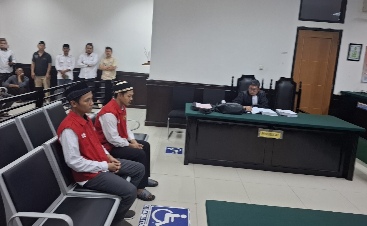 KH Matin Syarkowi didampingi tim kuasa hukumnya usai menjalani pemeriksaan sebagai saksi korban di Pengadilan Negeri Serang, Selasa, 4 November 2025