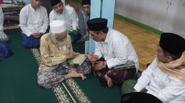 Abuya Muhtadi bin Dimyati saat menerima silaturahim pimpinan PBNU di Cidahu, Pandeglang, Banten.
