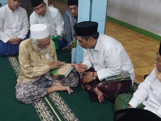 Abuya Muhtadi bin Dimyati saat menerima silaturahim pimpinan PBNU di Cidahu, Pandeglang, Banten.