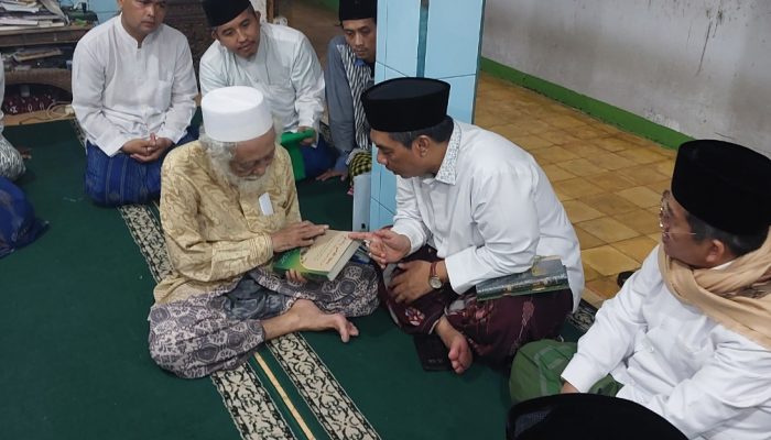 Abuya Muhtadi bin Dimyati saat menerima silaturahim pimpinan PBNU di Cidahu, Pandeglang, Banten.