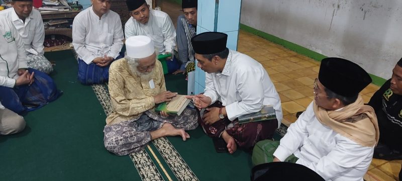 Abuya Muhtadi bin Dimyati saat menerima silaturahim pimpinan PBNU di Cidahu, Pandeglang, Banten.