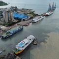 Aktivitas penumpang dan kendaraan memadati Pelabuhan Ciwandan, Cilegon, saat arus Natal 2025 dan Tahun Baru 2026.