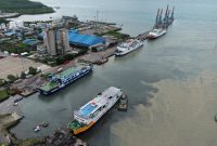 Aktivitas penumpang dan kendaraan memadati Pelabuhan Ciwandan, Cilegon, saat arus Natal 2025 dan Tahun Baru 2026.