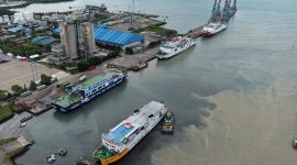 Aktivitas penumpang dan kendaraan memadati Pelabuhan Ciwandan, Cilegon, saat arus Natal 2025 dan Tahun Baru 2026.