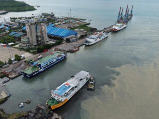 Aktivitas penumpang dan kendaraan memadati Pelabuhan Ciwandan, Cilegon, saat arus Natal 2025 dan Tahun Baru 2026.