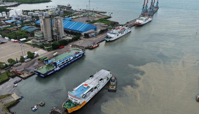 Aktivitas penumpang dan kendaraan memadati Pelabuhan Ciwandan, Cilegon, saat arus Natal 2025 dan Tahun Baru 2026.