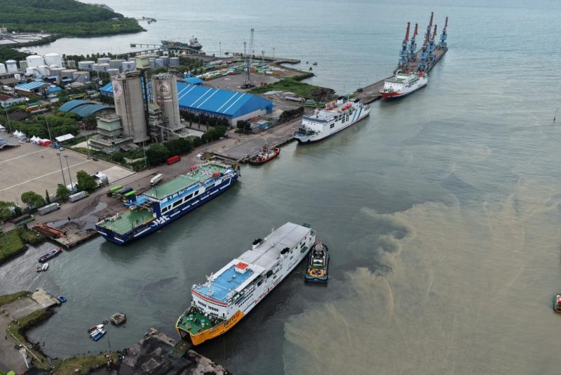 Aktivitas penumpang dan kendaraan memadati Pelabuhan Ciwandan, Cilegon, saat arus Natal 2025 dan Tahun Baru 2026.