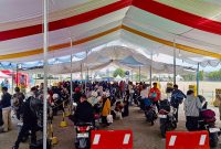 Suasana arus penyeberangan kendaraan roda dua dan truk logistik di Pelabuhan Ciwandan, Cilegon, terpantau lancar dan terkendali pada hari keempat Posko Angkutan Laut Nataru 2025/2026.