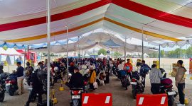 Suasana arus penyeberangan kendaraan roda dua dan truk logistik di Pelabuhan Ciwandan, Cilegon, terpantau lancar dan terkendali pada hari keempat Posko Angkutan Laut Nataru 2025/2026.