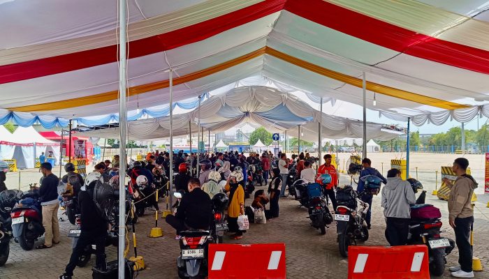 Suasana arus penyeberangan kendaraan roda dua dan truk logistik di Pelabuhan Ciwandan, Cilegon, terpantau lancar dan terkendali pada hari keempat Posko Angkutan Laut Nataru 2025/2026.