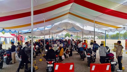 Suasana arus penyeberangan kendaraan roda dua dan truk logistik di Pelabuhan Ciwandan, Cilegon, terpantau lancar dan terkendali pada hari keempat Posko Angkutan Laut Nataru 2025/2026.