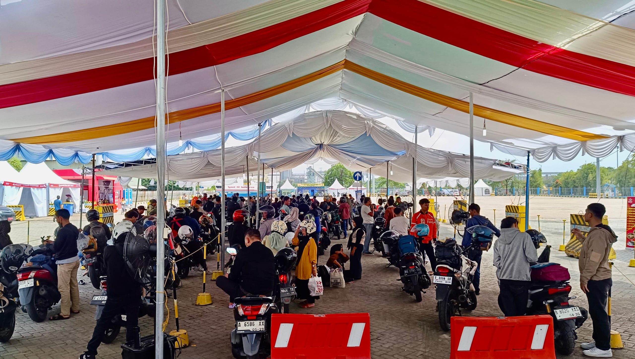 Suasana arus penyeberangan kendaraan roda dua dan truk logistik di Pelabuhan Ciwandan, Cilegon, terpantau lancar dan terkendali pada hari keempat Posko Angkutan Laut Nataru 2025/2026.