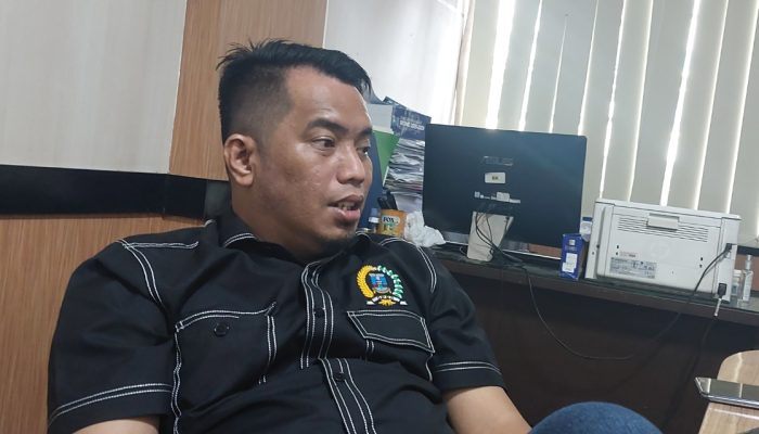 Anggota DPRD Kabupaten Serang, Azwar Anas, saat menyampaikan pandangannya terkait darurat sampah dan ancaman beban APBD dalam pengelolaan persampahan.