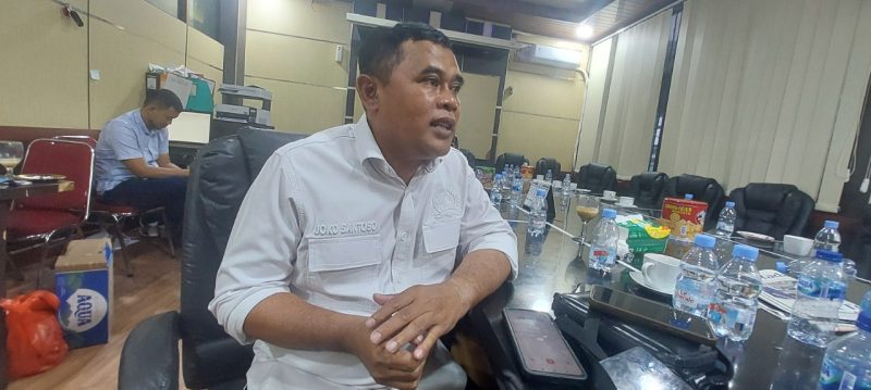 Anggota Komisi 4 DPRD Kabupaten Serang dari Fraksi PDI Perjuangan, Joko Santoso, Soroti Kondisi jalan desa di Kabupaten Serang yang minim penerangan dan masih mengandalkan lampu swadaya warga.