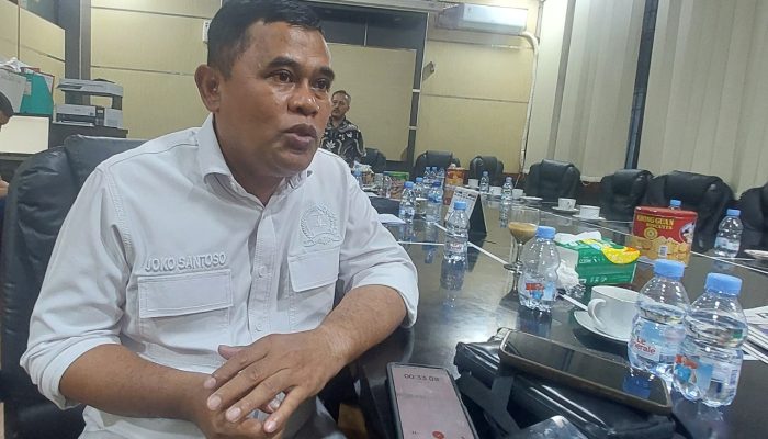 Anggota Komisi IV DPRD Kabupaten Serang, Joko Santoso, saat memberikan keterangan terkait persoalan penerangan jalan umum di Gedung DPRD Kabupaten Serang.