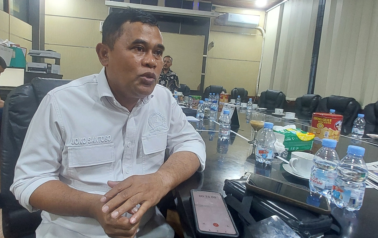 Anggota Komisi IV DPRD Kabupaten Serang, Joko Santoso, saat memberikan keterangan terkait persoalan penerangan jalan umum di Gedung DPRD Kabupaten Serang.